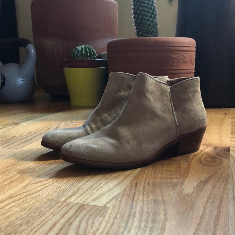 Grey suede booties 🐴